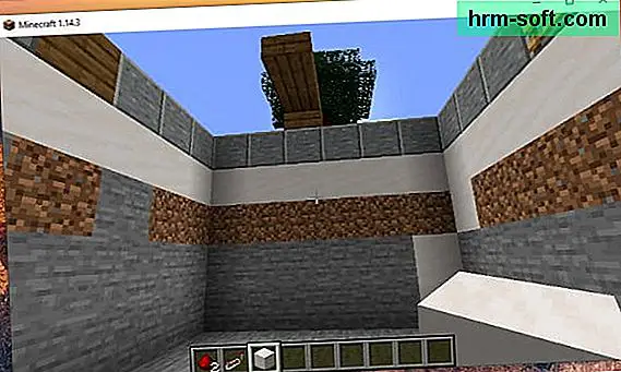 Właśnie zacząłeś grać w Minecrafta, popularny tytuł piaskownicy Mojanga, a Twój dom w końcu nabiera kształtów.