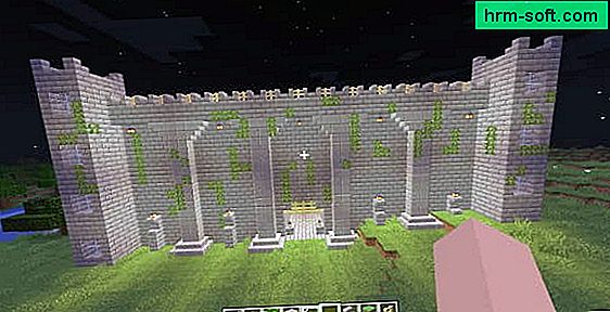 Anda mencoba membangun tempat perlindungan di dunia Minecraft yang efisien dan indah untuk dilihat.