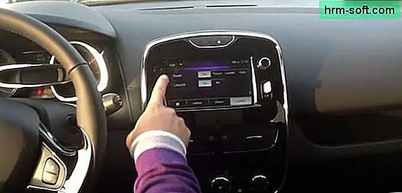 Hogyan lehet zenét hallgatni az autóban lévő USB-meghajtóról